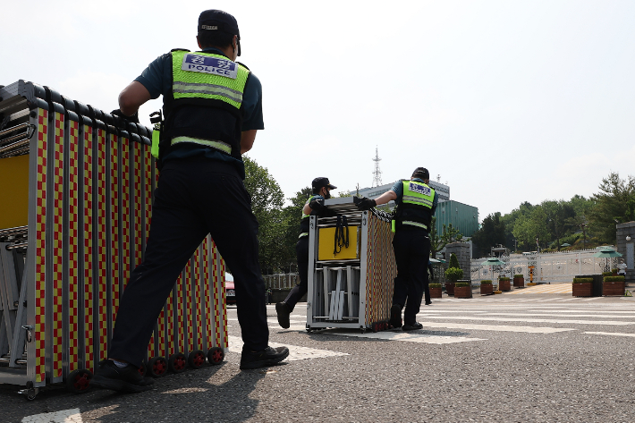 서울 용산구 대통령 집무실 인근에서 경찰이 질서유지선을 옮기고 있다. 연합뉴스