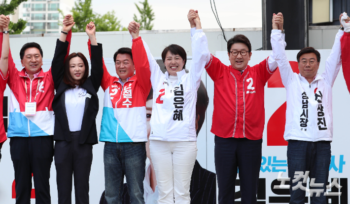 국민의힘 김은혜 경기도지사 후보(오른쪽에서 세 번째)가 31일 오전 경기도 성남시 분당구 야탑역 앞에서 열린 중앙선대위 경기도 총집결 필승 유세에서 참석자들과 손을 잡고 인사하고 있다. 왼쪽부터 김기현 공동선거대책위원장, 차유람 문화체육특보, 안철수 성남 분당갑 국회의원 후보, 김 후보, 권성동 원내대표, 신상진 성남시장 후보. 국회사진취재단