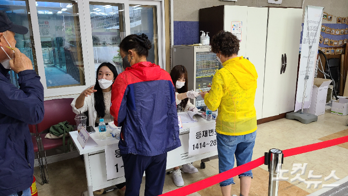 제8회 전국동시지방선거 본투표 날인 1일 오전 광주 서구 금호종합사회복지관에 마련된 금호1동 제3 투표소에서 시민들이 투표를 준비하고 있다. 김한영 기자 