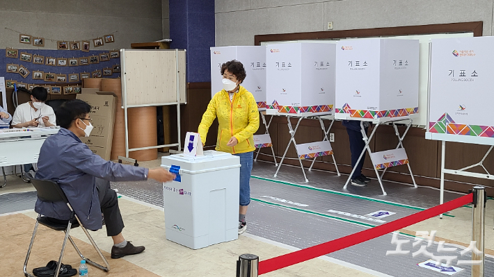 1일 오전 광주 서구 금호종합사회복지관에 마련된 금호1동 제3 투표소에서 시민이 투표하고 있다. 김한영 기자