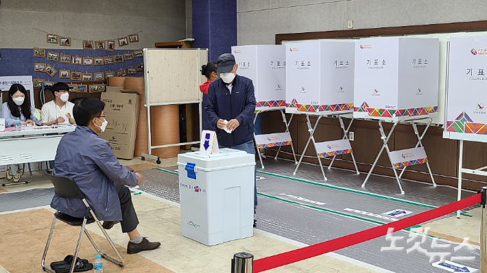 1일 오전 광주 서구 금호종합사회복지관에 마련된 금호1동 제3 투표소에서 시민이 투표하고 있다. 김한영 기자