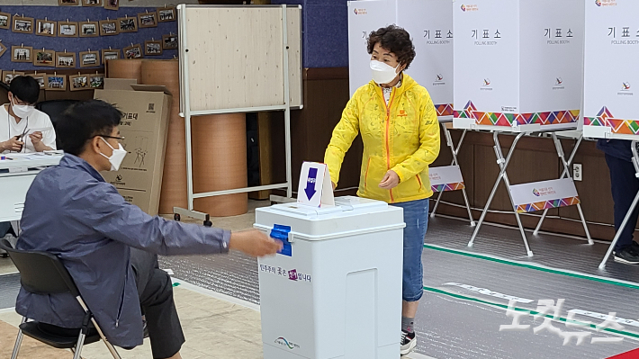 1일 오전 광주 서구 금호종합사회복지관에 마련된 금호1동 제3 투표소에서 시민이 투표하고 있다. 김한영 기자