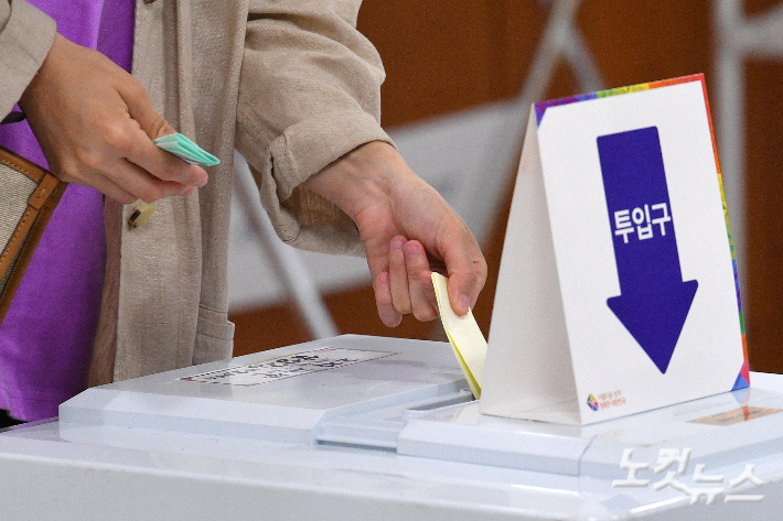 1일 오전 서울 강남구 삼성2문화센터에 설치된 삼성2동 제1투표소에서 유권자들이 제8회 전국동시지방선거 투표를 하고 있다. 이날 투표는 오전 6시를 기해 전국 1만4천465곳의 투표소에서 일제히 진행됐다. 박종민 기자