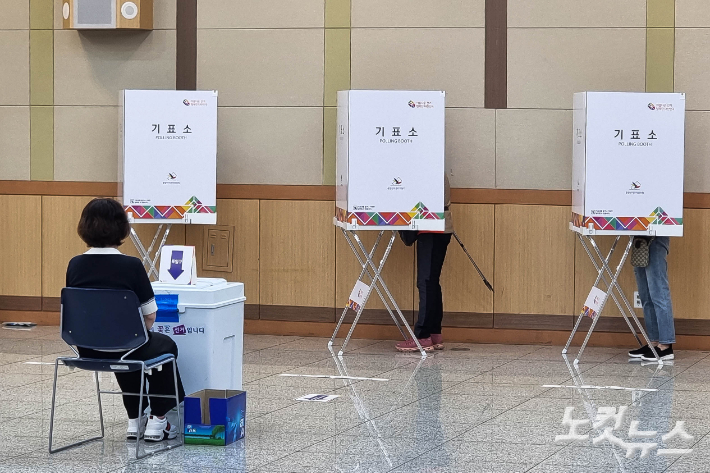 1일 부산 남구청 1층 대강당에 마련된 대연6동 제1투표소에서 유권자들이 투표하고 있다. 송호재 기자