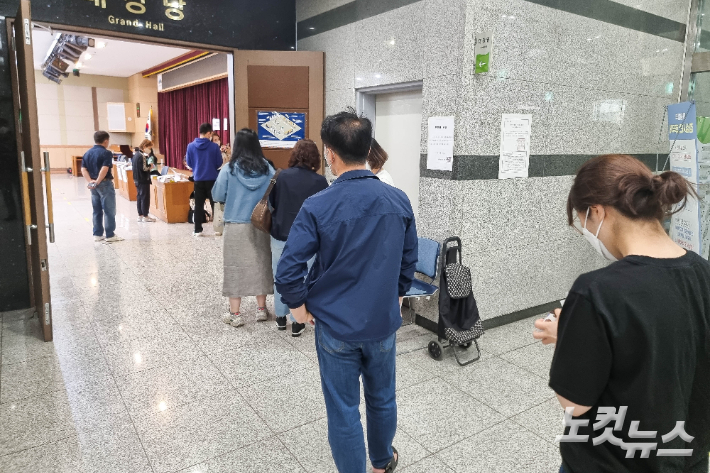 1일 부산 남구청 1층 대강당에 마련된 대연6동 제1투표소에서 유권자들이 신분 확인을 기다리고 있다. 송호재 기자