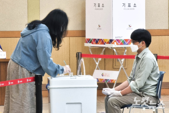 1일 부산 남구청 1층 대강당에 마련된 대연6동 제1투표소에서 유권자가 투표하고 있다. 송호재 기자