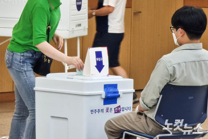 제8회 전국동시지방선거가 진행 중인 1일 부산 남구청 1층에 마련된 대연6동 제1투표소에서 유권자가 투표하고 있다. 송호재 기자