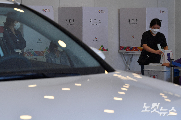 제8회 전국동시지방선거일인 1일 서울 광진구의 한 자동차 대리점에 차려진 투표소에서 유권자들이 투표를 하고 있다. 박종민 기자