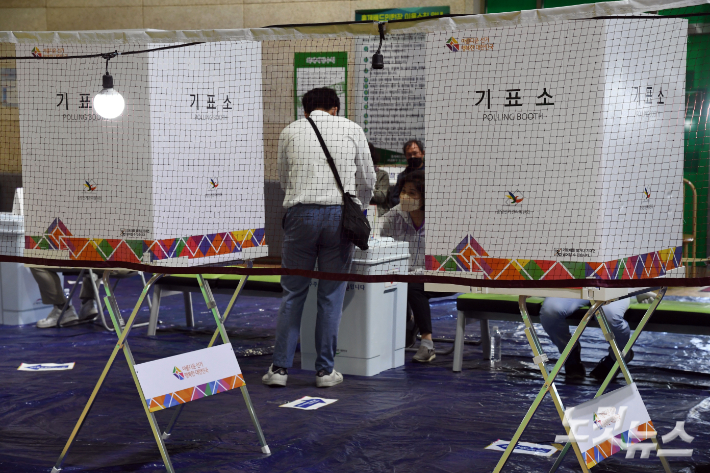 제8회 전국동시지방선거일인 1일 오전 서울 서대문구 홍제배드민턴장에 마련된 홍제3동 제3투표소에서 시민들이 투표를 하고 있다. 황진환 기자