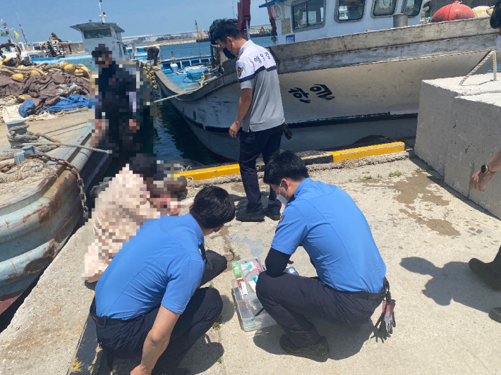 1일 강원 강릉항에서 낚시를 하던 중 바다에 빠진 50대가 해경에 무사히 구조됐다. 동해해양경찰서 제공