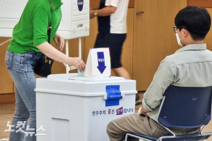제8회 전국동시지방선거가 진행 중인 1일 부산 남구청 1층에 마련된 대연6동 제1투표소에서 유권자가 투표하고 있다. 송호재 기자