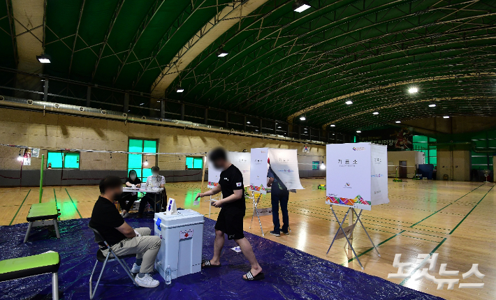 제8회 전국동시지방선거일인 1일 시민들이 투표를 하고 있다. 황진환 기자