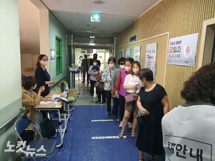 제8회 전국동시지방선거날인 6월 1일 울산 북구 상안중학교에 마련된 농소3동 제1투표소에서 유권자들이 기다리고 있다. 반웅규 기자