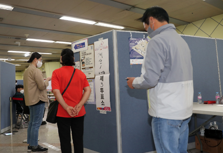 1일 오전 인천시 계양구 계산동 인천지하철 1호선 경인교대역 대합실에 설치된 투표소를 찾은 유권자들이 투표 순서를 기다리고 있다. 연합뉴스
