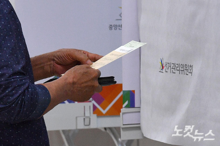 1일 오전 서울 강남구 삼성2문화센터에 설치된 삼성2동 제1투표소에서 유권자들이 제8회 전국동시지방선거 투표를 하고 있다. 이날 투표는 오전 6시를 기해 전국 1만 4465곳의 투표소에서 일제히 진행됐다. 박종민 기자