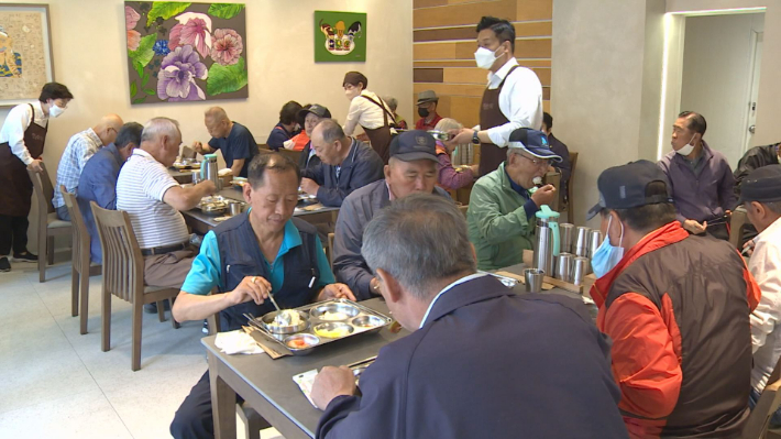 '행복한 식당'에서 점심을 먹고 있는 어르신들