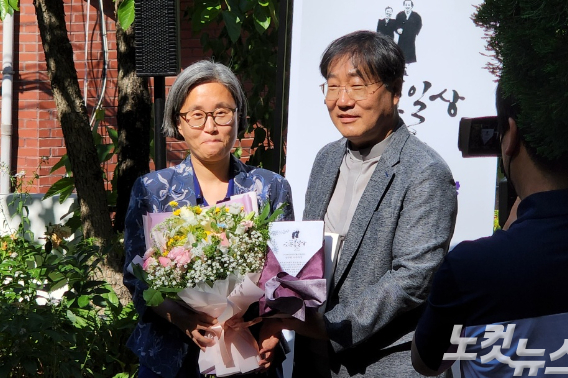 제 24회 늦봄통일상 수상자 엄주현 사무처장.  엄 사무처장은 북측 보건의료제도 연구를 통해 남북 간 보건의료분야 통합 방안을 모색했으며, 5.24 조치 이후 남북한 경색국면을 돌파하기 위한 다양한 국내외적 연대활동을 펼쳐왔다. 