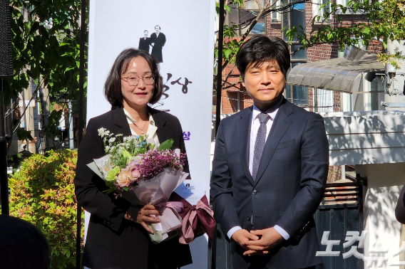 제24회 늦봄통일상 수상자 최혜경 사무총장. 최 사무총장은 북녘 어린이들의 건강한 성장을 도우며 남북교류에 대한 국민적 공감대의 저변을 넓히는 활동을 펼쳐왔다. 그 과정에서 최초의 남북 어린이 교류가 상사됐고, 남북한 어린이 및 동아시아 평화교육의 장으로서 어린이 평화 그림 전시회 등이 개최됐다. 