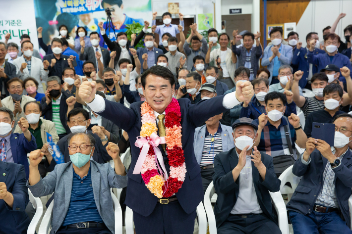 이정선 광주광역시 교육감 후보가 1일 공중파 3사 출구조사에서 1위를 한 것으로 나타나자 광주 서구 선거 사무실에서 지지자들의 환호 속에  기쁨의 포즈를 취하고 있다. 이 당선인 측 제공