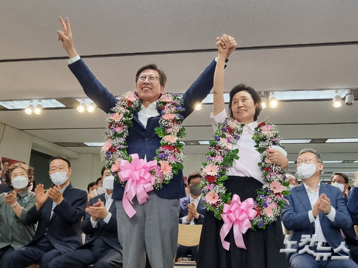 1일 오후 11시 박형준 국민의힘 부산시장 후보가 당선이 유력해지자 배우자와 함께 축하 꽃다발을 걸고 있다. 박진홍 기자