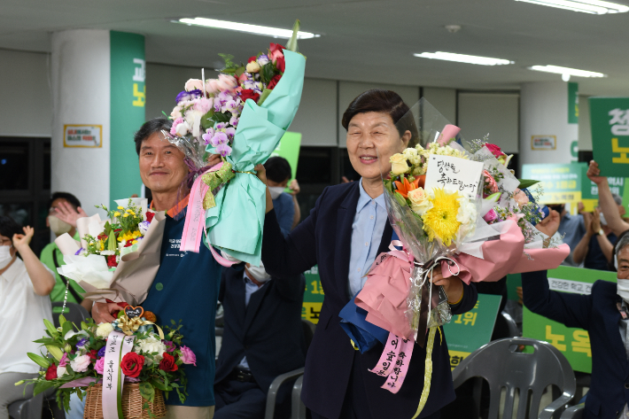 노옥희 울산교육감 후보가 1일 당선이 확실시되자 축하를 받고 있다. 노옥희 후보 캠프 제공 