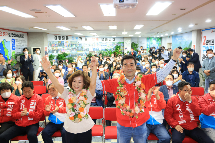 6·1 전국동시지방선거 울산중구청장 선거에 출마한 국민의힘 김영길 후보가 당선이 확실시 되자 기뻐하고 있다. 김영길 후보 캠프 제공 