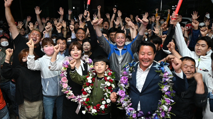 순창군수 선거에 당선된 무소속 최영일 후보가 환호하고 있다. 최영일 후보 측 제공