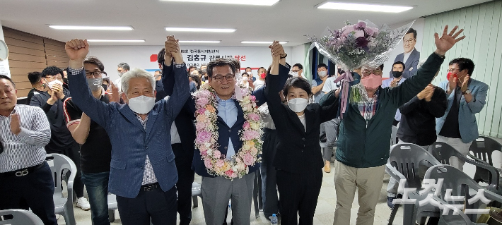 국민의힘 김홍규 강릉시장 후보가 2일 오전 당선이 확실해지자 선거사무소에서 지지자들과 환호하고 있다. 전영래 기자