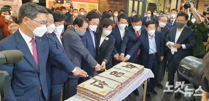 박완수 경남지사 당선인이 축하 떡을 자르고 있다. 최호영 기자