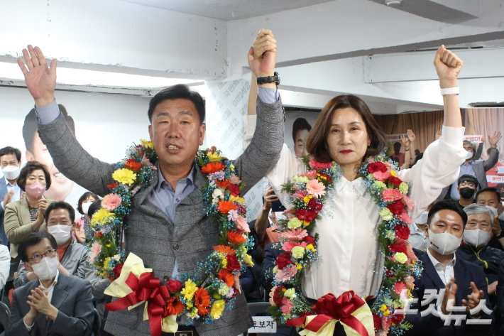 국민의힘 이범석 청주시장 후보가 1일 오후 당선을 사실상 확정 지은 뒤 축하 세리머니를 하고 있다. 최범규 기자