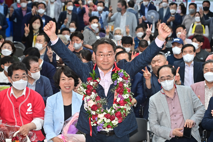 유정복 인천시장 당선인이 1일 인천시 미추홀구 자신의 선거사무소에서 꽃목걸이를 받고 환호하고 있다. 연합뉴스
