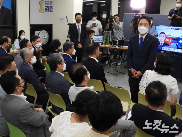 지지자들 앞에서 인사말을 하고 있는 김한규 제주시을 국회의원 후보. 이인 기자