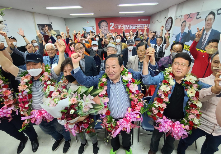 2일 오전 당선이 확정된 이후 지지자들과 환호하고 있는 국민의힘 이병선 속초시장 당선인. 연합뉴스