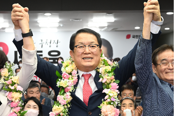 국민의힘 서동욱 울산 남구청장 후보가 1일 오후 울산시 남구 자신의 선거사무소에서 당선이 확실시되자 꽃다발을 목에 걸고 환호하고 있다. 연합뉴스