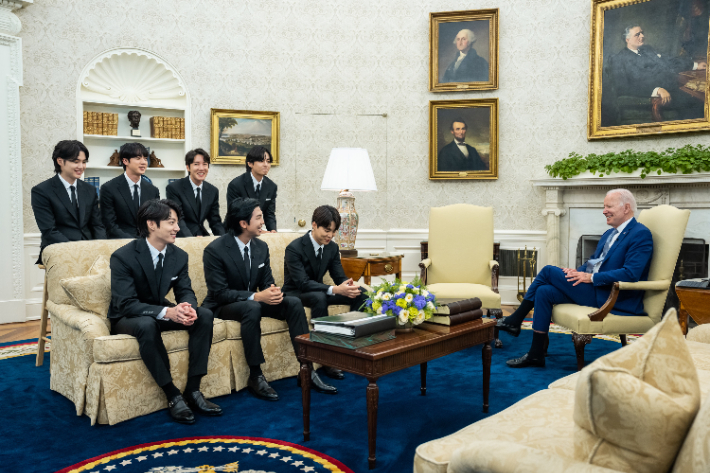 BTS가 31일(현지시간) 오후 백악관 대통령 집무실에서 조 바이든 대통령과 이야기하고 있다. 백악관
