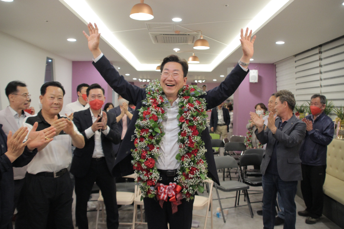 원강수 원주시장 당선인이 개표 결과 당선이 확정되자 지지자들과 환호하고 있다. 원강수 당선인 제공 