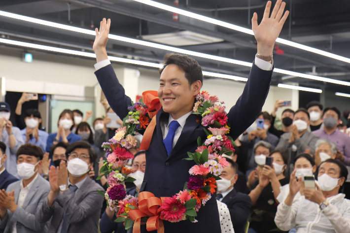 제주시을 국회의원 보궐선거에서 4.27%P 차로 승리한 민주당 김한규 후보가 지지자들과 함께 기뻐하고 있다. 이인 기자