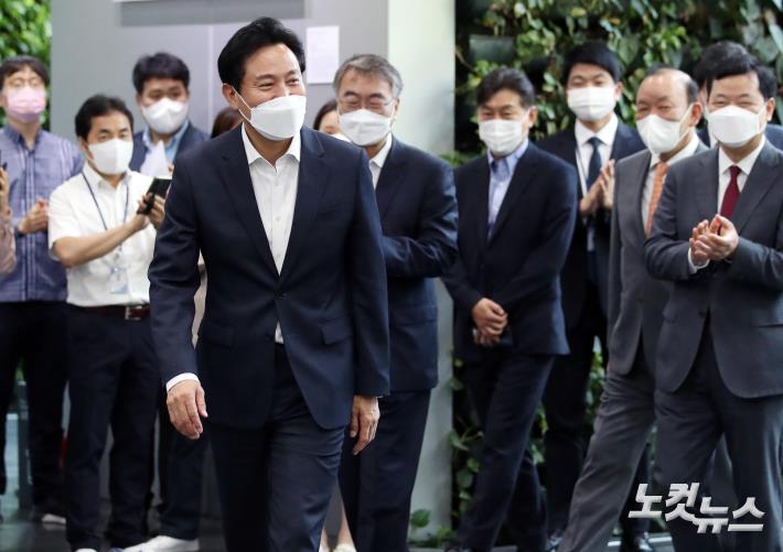 출근하는 오세훈 서울시장