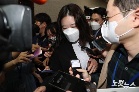 박지현 더불어민주당 공동비상대책위원장이 2일 오전 국회에서 열린 비공개 비상대책위원회의에 참석하기 위해 대표실로 향하고 있다.