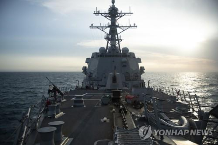미국 해군 7함대 소속 알레이버크급 미사일 구축함 '샘슨'(DDG-102)이 4월 26일 대만해협을 항해하고 있다. 미 해군 함정이 대만해협을 통과한 것은 올해 들어 세 번째다. 중국은 이를 '공개적인 도발'로 규정하면서 강력히 반발했다. 미 태평양사령부 제공