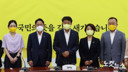 여영국 정의당 대표가 2일 국회에서 열린 중앙선거대책위원회 해단식에 참석, 발언을 하고 있다. 정의당 대표단은 지방선거 패배의 책임을 지고 총사퇴했다.