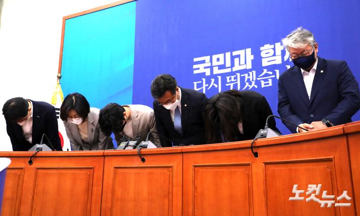 윤호중 박지현 더불어민주당 공동비대위원장을 비롯한 비대위원들이 2일 서울 여의도 국회에서 총사퇴 기자회견을 마친 후 인사를 하고 있다.