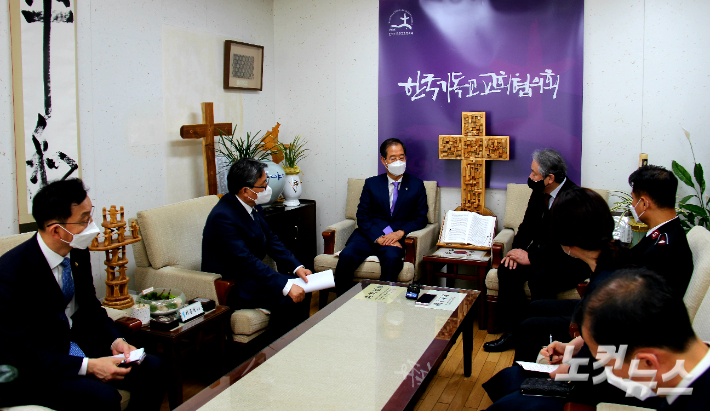 한덕수 신임 총리가 2일 오전 한국기독교교회협의회 이홍정 총무를 예방하고, 국정에 대한 의견을 나누고 있다.