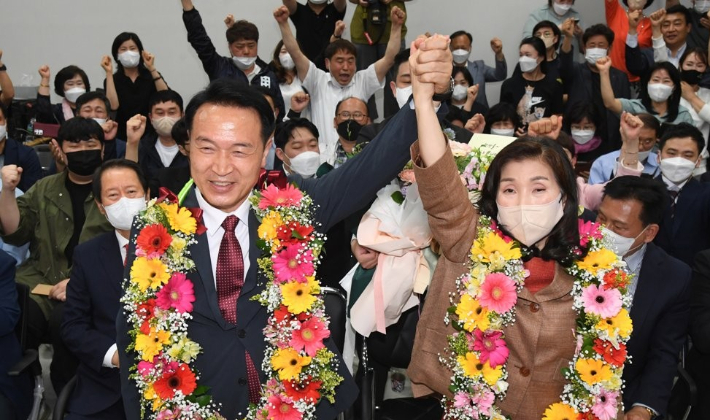 2일 오전 경기도 수원시 영통구 선거사무소에서 두 손을 들고 환호하는 임태희 경기도교육감 당선인(왼쪽). 연합뉴스