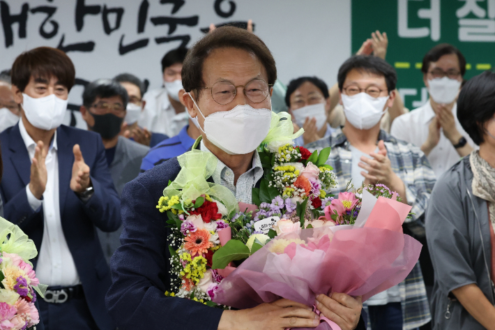 전국동시지방선거 서울교육감 선거에서 3선에 도전한 조희연 당선인이 2일 새벽 서울 서대문구 후보자 사무실에서 지지자들의 축하를 받으며 기뻐하고 있다. 연합뉴스