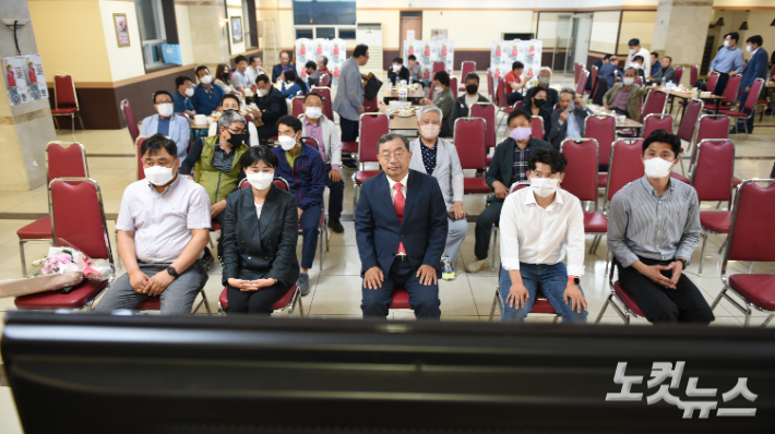 국민의힘 이정현 전남지사 후보가 지난 1일 전남 순천시 연향동 선거사무소에서 개표 방송을 시청하고 있다. 유대용 기자