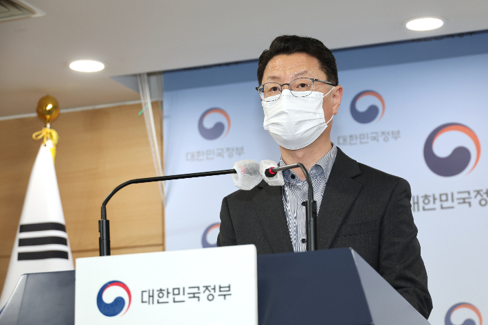 홍진배 과학기술정보통신부 네트워크정책실장이 2일 정부서울청사 브리핑실에서 3.4㎓~3.42㎓ 대역 5G 주파수에 대한 할당계획을 확정하고 할당계획을 발표하고 있다. 연합뉴스