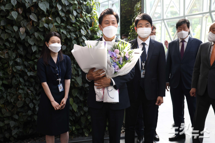 4선 서울시장에 오른 오세훈 시장이 2일 시청 본관에서 직원들에게 꽃다발을 받고 있다. 박종민 기자