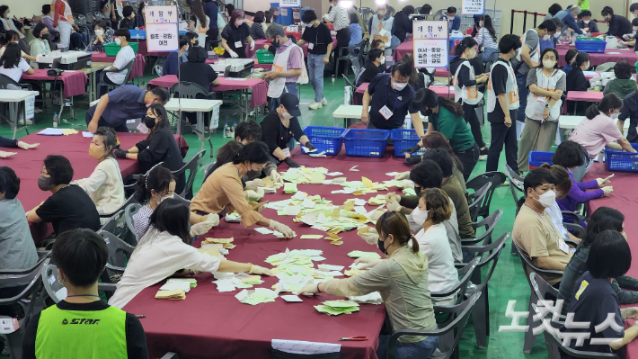 지난 1일 전남 여수시 진남체육관에서 6·1 지방선거 개표가 이뤄지고 있다. 최창민 기자