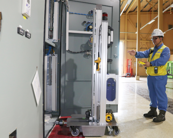 포스코 광양제철소는 스마트 안전장비인 고압차단기 원격 인출 장비를 도입하고 전기설비 정비 작업자의 안전을 대폭 강화했다. 광양제철소 제공